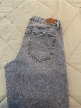 American Eagle Outfitters Women’s 8 Short, Stovepipe Jean
Mid wash
